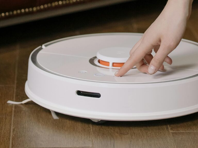 Do-Robot-Vacuums-Work-Well-for-Pet-Hair-Removal