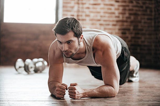 How can personal trainers tailor nutrition plans to complement workout routines?