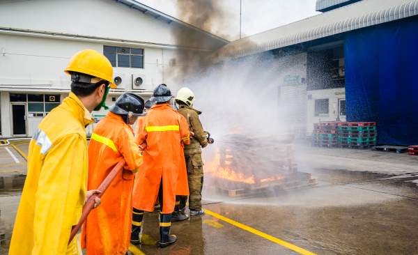 firefighters-fighting-fire-training-1