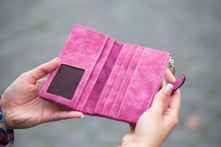 Why-Every-Woman-Needs-a-Stylish-Cardholder-in-Her-Purse